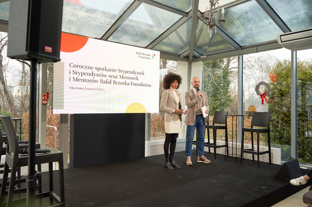 Omenaa Mensah i Rafał Brzoska na spotkaniu stypendystów Rafał Brzoska Foundation