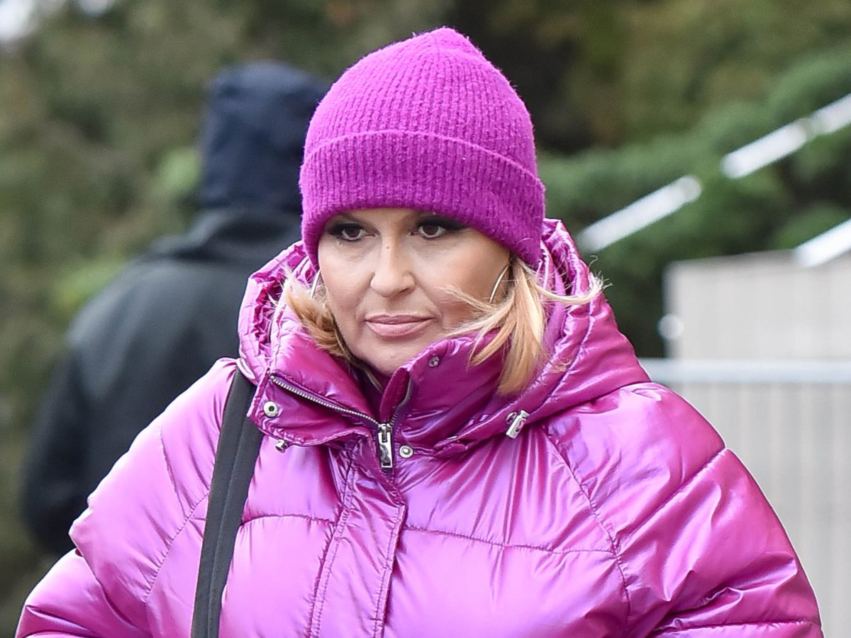 Katarzyna Skrzynecka zamyślona