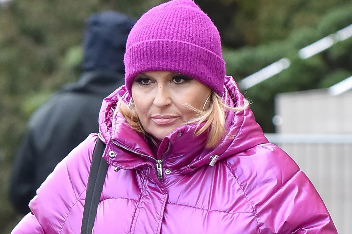 Katarzyna Skrzynecka zamyślona