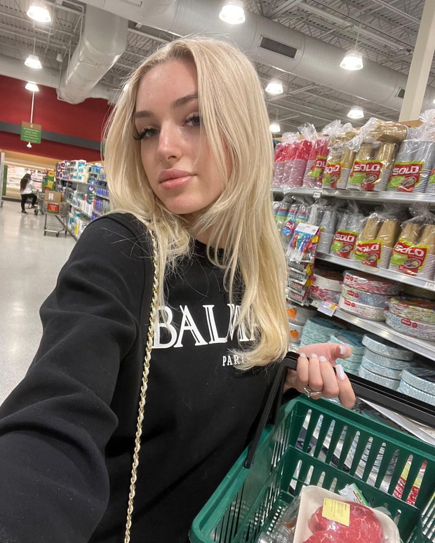 Caroline Derpienski stawia na naturalny wygląd 3