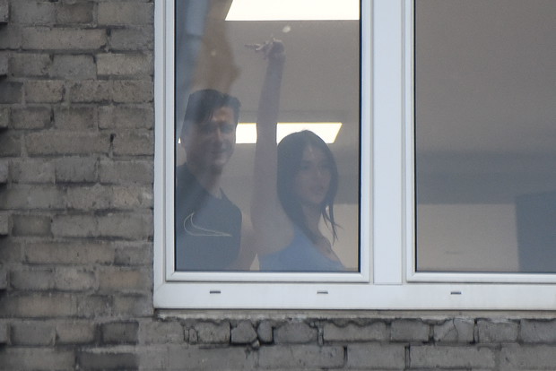 Choć oficjalnie nie wiadomo jeszcze, kto będzie towarzyszył 19-latce na parkiecie, paparazzi dostrzegli parę przez okno.