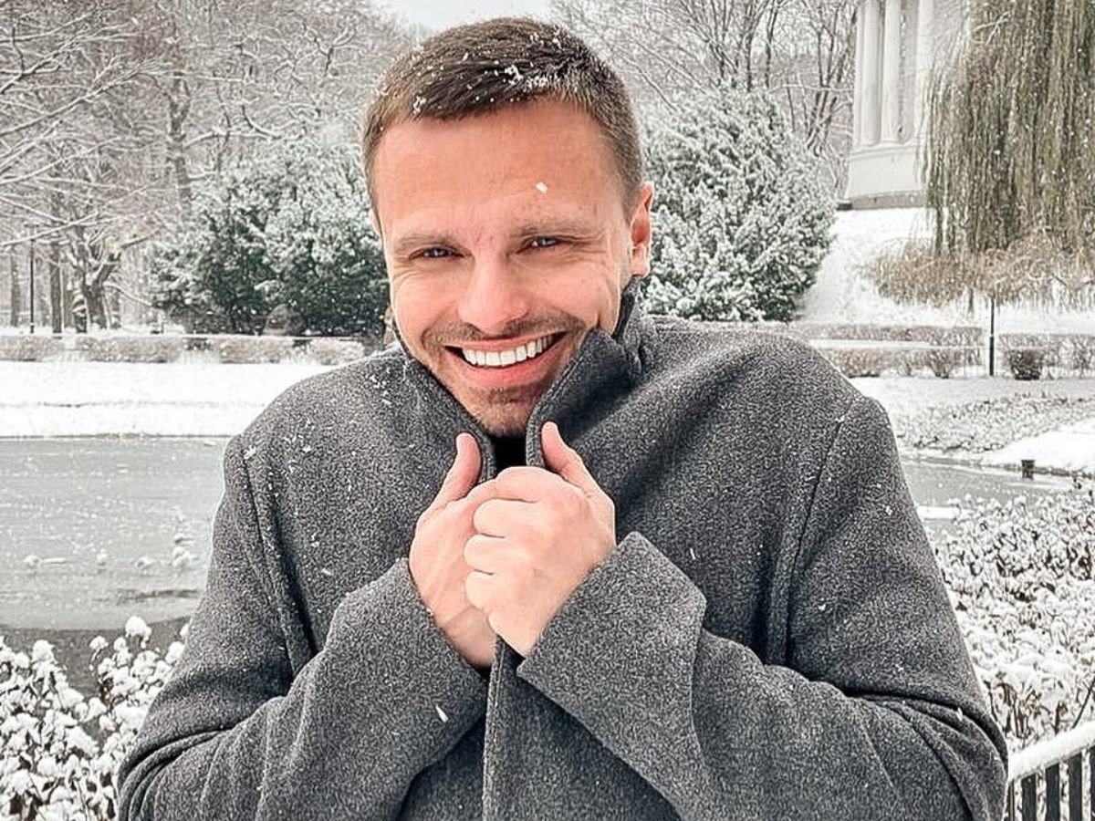 Marcin Hakiel w szarym płaszczu