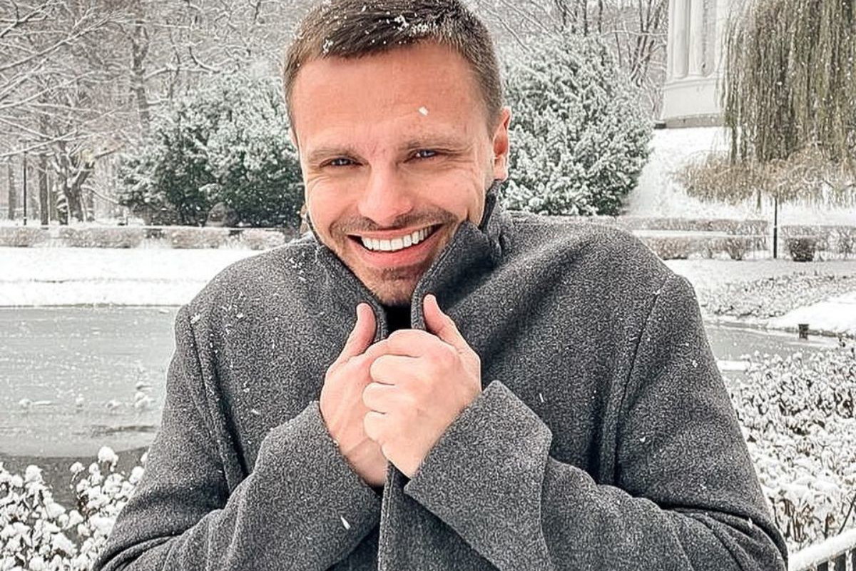 Marcin Hakiel w szarym płaszczu