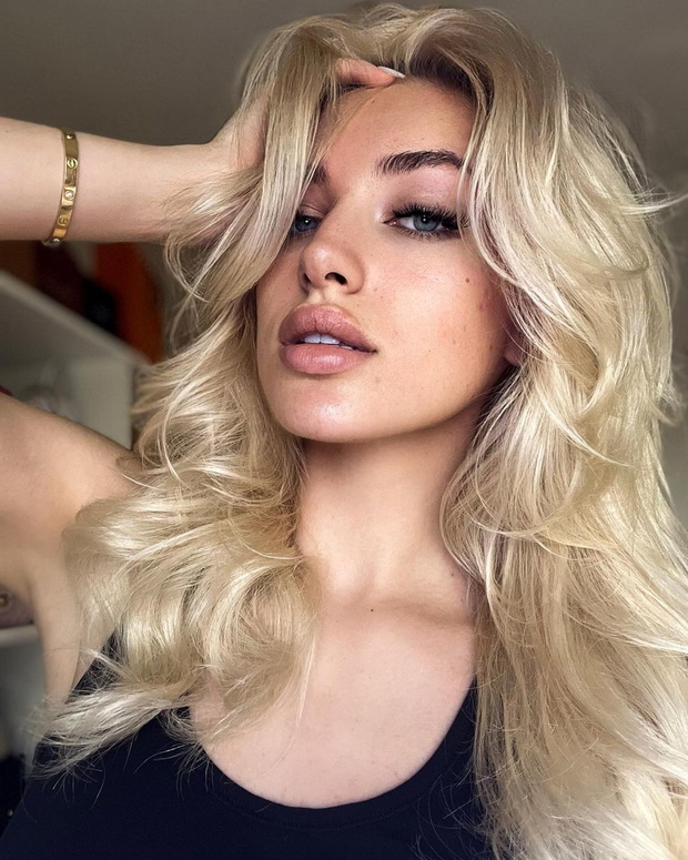 Caroline Derpienski stawia na naturalny wygląd