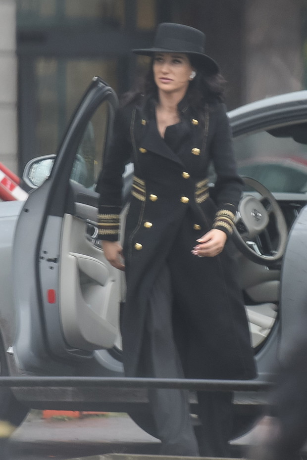 Justyna Steczkowska w długim płaszczu