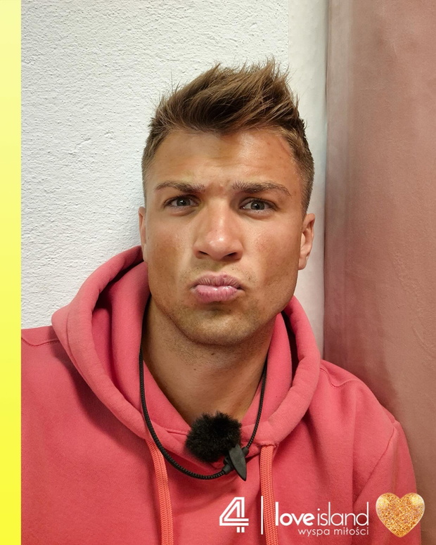Adrian Wiki i Dan Love Island