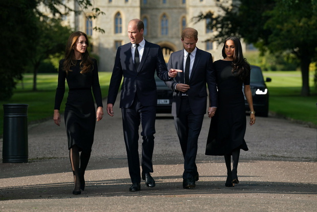 Ksi???ta William i Harry z ?onami pod zamkiem Windsor
