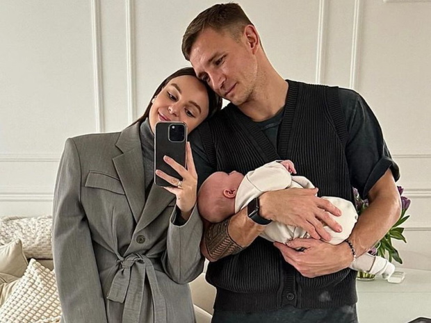 Jakub Rzeźniczka i Paulina Rzeźniczak z córeczką