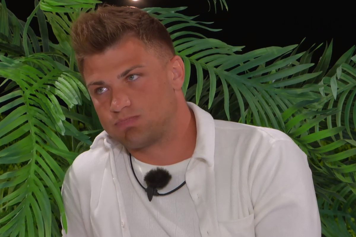 Adrian z "Love Island" wyszedł z willi? Fani programu są przerażeni jego zachowaniem!