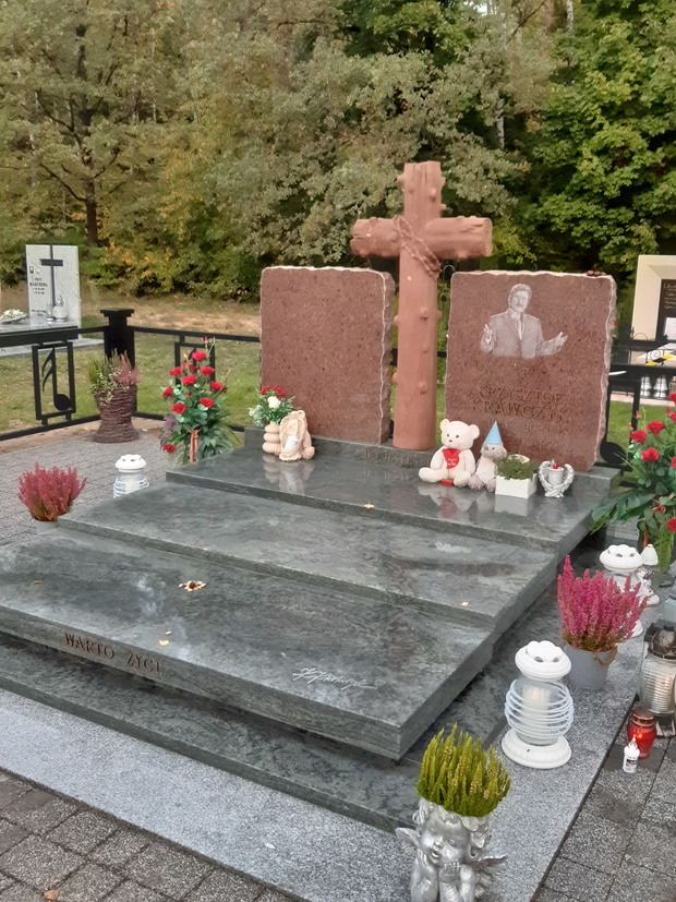 Tak wygląda grób Krzysztofa Krawczyka w Grotnikach k. Łodzi