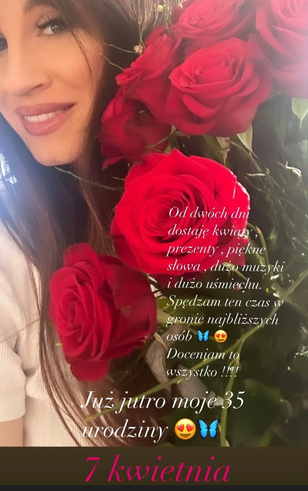 Sylwia Grzeszczak z bukietem róż