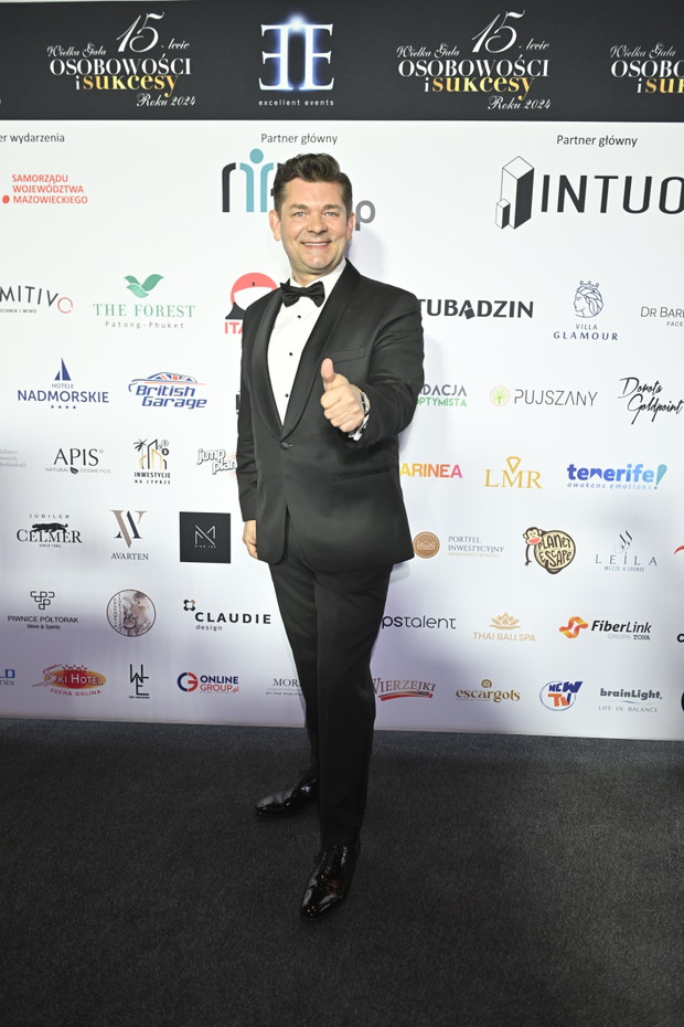 Zenek Martyniuk z czarną muchą