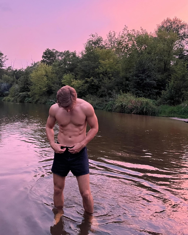 Maciej Musiał bez koszulki