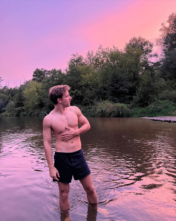 Maciej Musiał bez koszulki