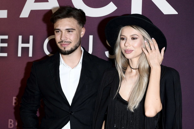 Leon Myszkowski z dziewczyną na premierze filmu