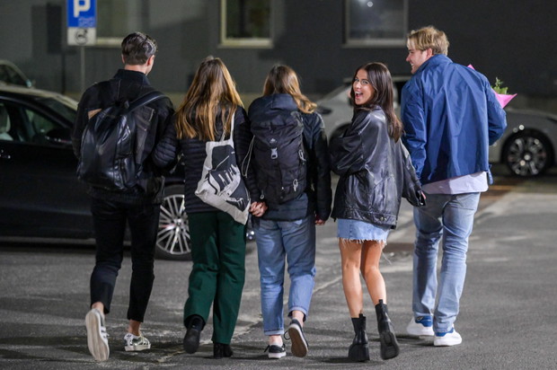 Roksana Węgiel z ekipą wychodzą ze studia "Tańca z Gwiazdami"