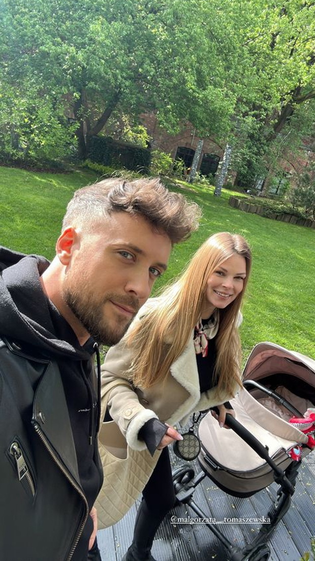 Aleksander Sikora i Małgorzata Tomaszewska na spacerze z małą Laurą