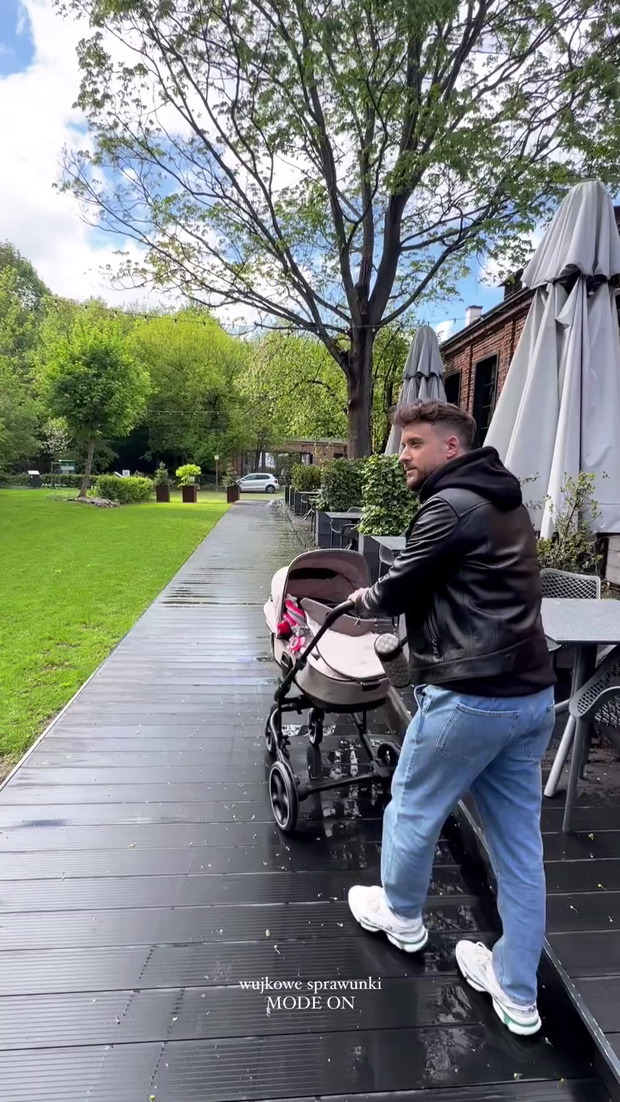 Aleksander Sikora i Małgorzata Tomaszewska na spacerze z małą Laurą