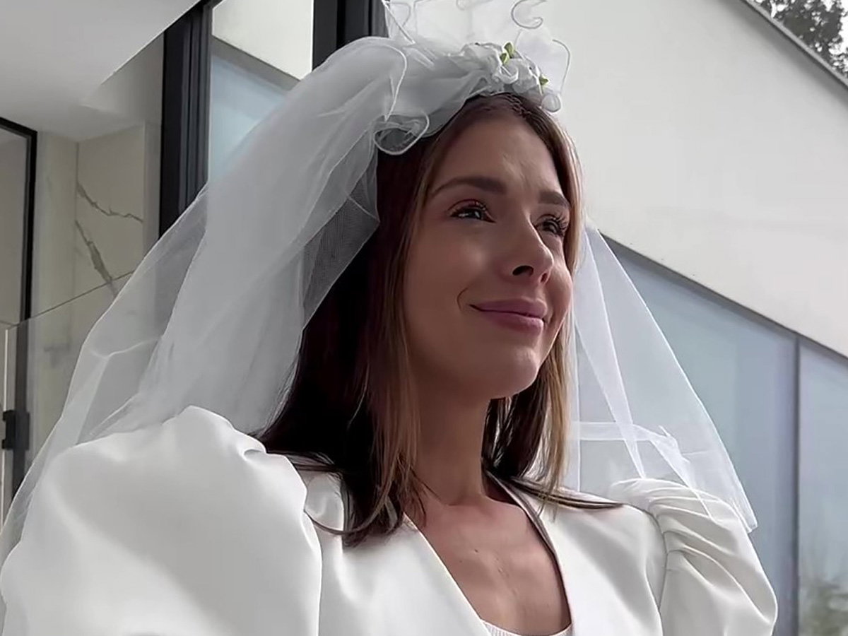 Klaudia Halejcio w białej sukni i welonie