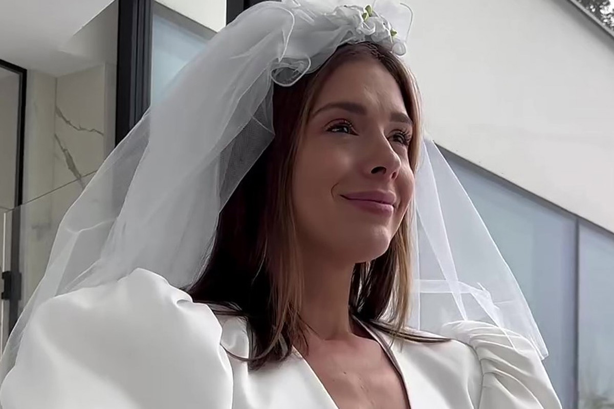 Klaudia Halejcio w białej sukni i welonie