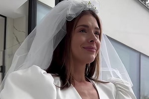 Klaudia Halejcio w białej sukni i welonie