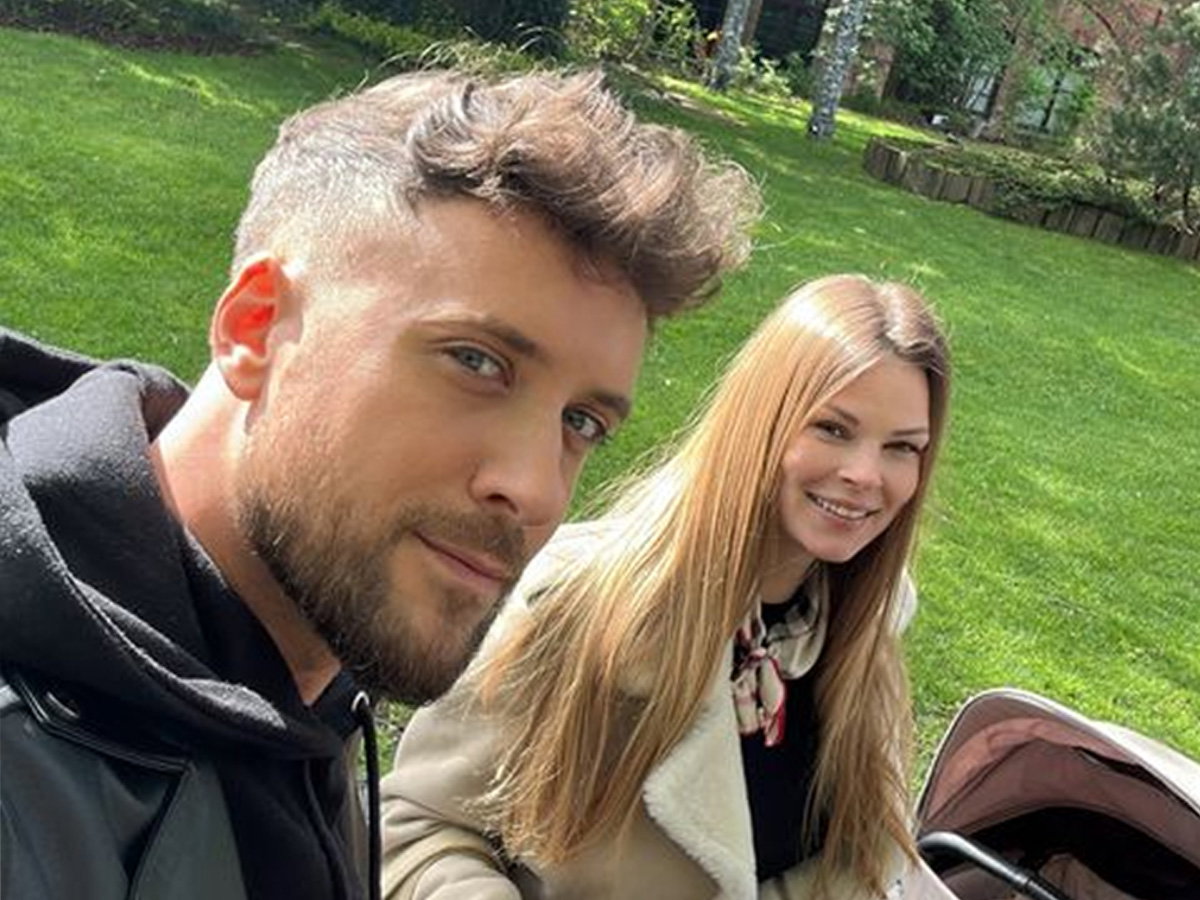 Aleksander Sikora i Małgorzata Tomaszewska na spacerze z małą Laurą