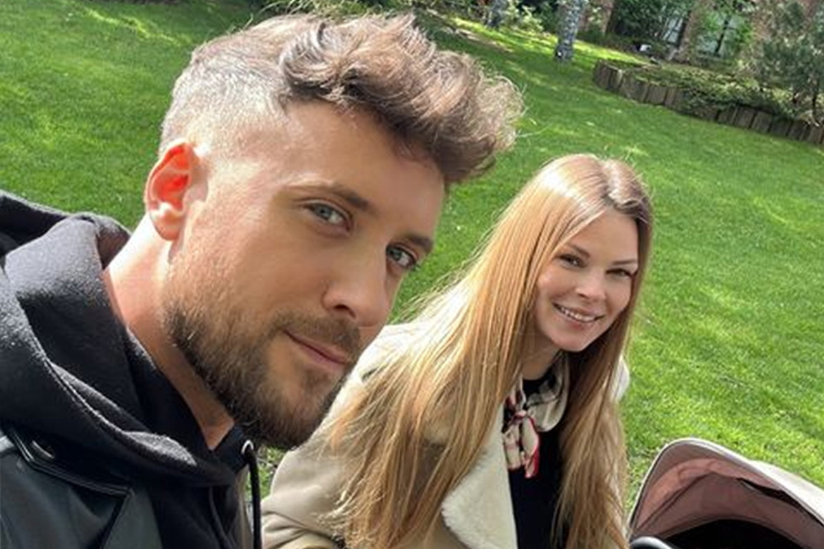Aleksander Sikora i Małgorzata Tomaszewska na spacerze z małą Laurą