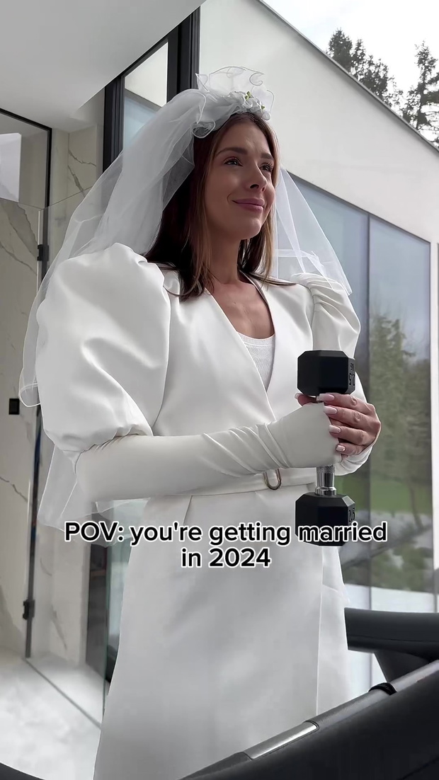 Klaudia Halejcio w białej sukni i welonie