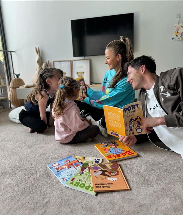 Anna i Robert Lewandowscy z córkami