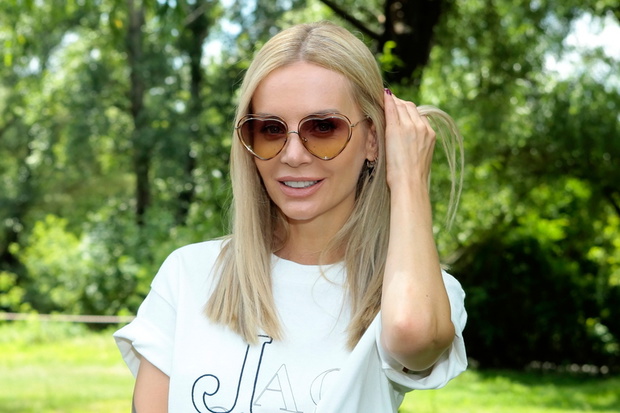 Agnieszka Woźniak Starak w białym t-shircie na konferencji Big Brothera