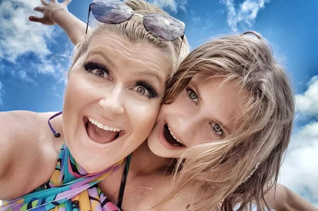 Katarzyna Skrzynecka z córką Alikią