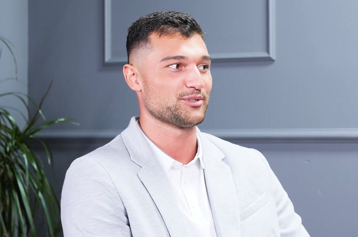 Jak Simon dostał się do Hotelu Paradise?
