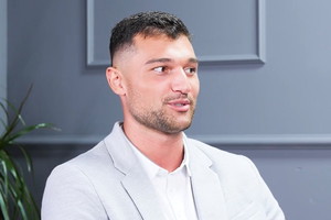 Jak Simon dostał się do Hotelu Paradise?