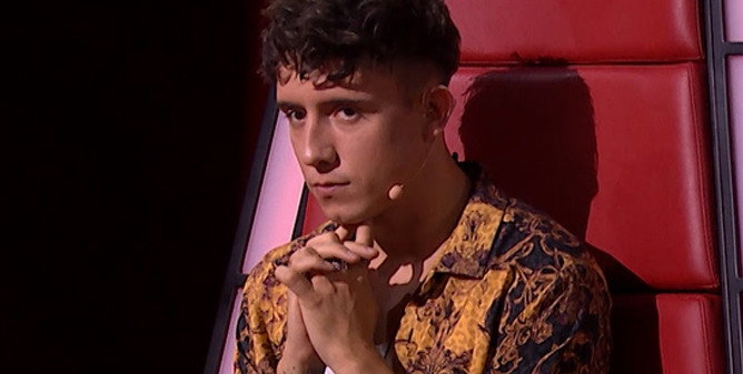 Dawid Kwiatkowski w żółtej wzorzystej koszuli w "The Voice Kids"