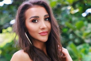 Nathalia z Hotelu Paradise w rozpuszczonych włosach