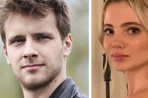Maciej Musiał i Freya Allan