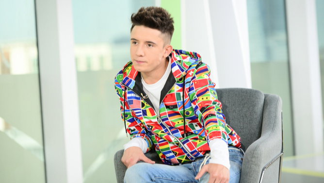 Dawid Kwiatkowski w kolorowej bluzie