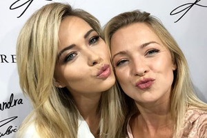 Sandra Kubicka pozuje do zdjęcia z Barbarą Kurdej-Szatan
