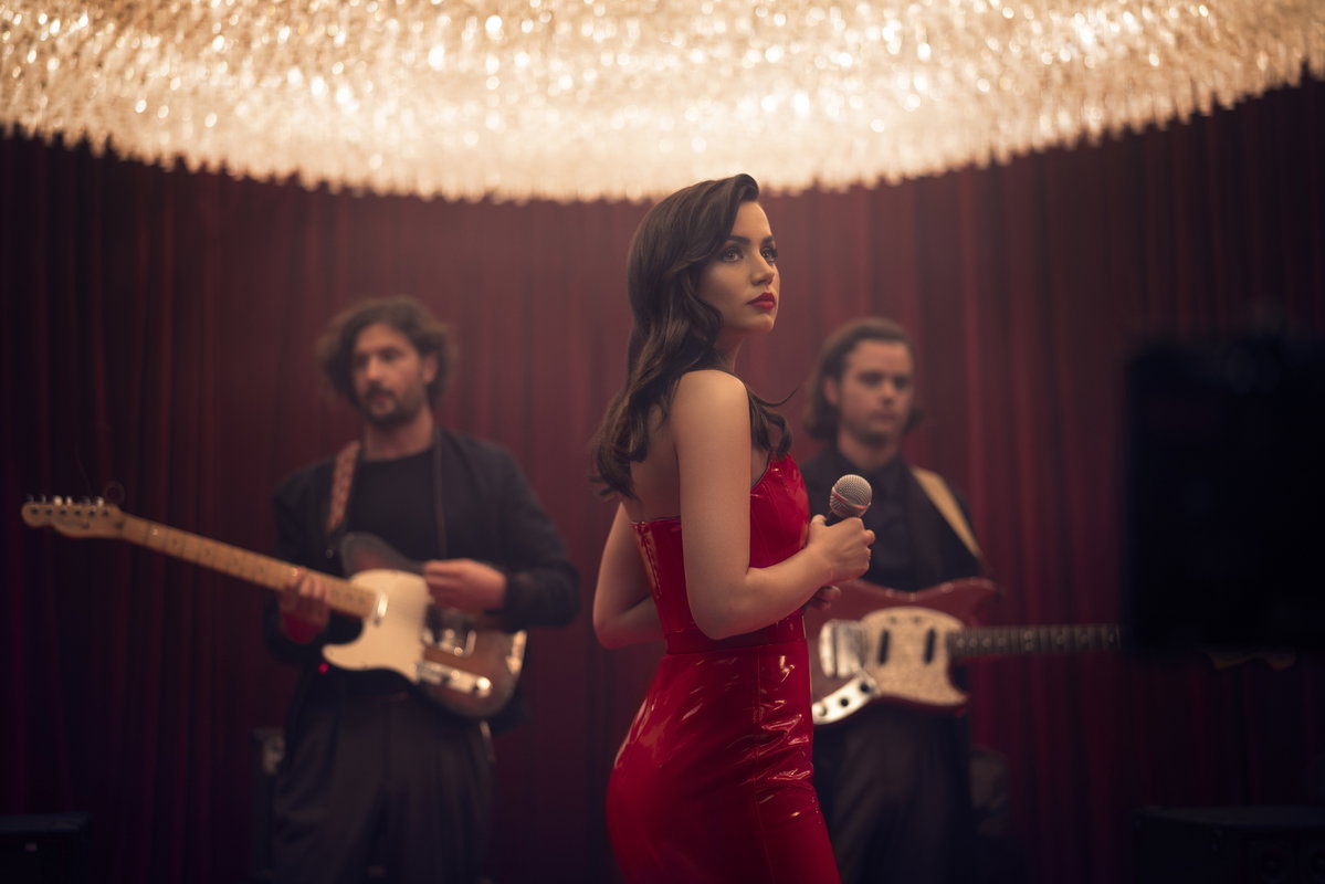Entering Red Ana de Armas