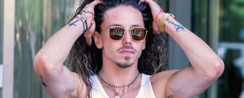 Michał Szpak przed studiem „Dzień Dobry TVN"