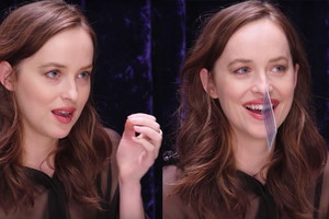 Dakota Johnson wkłada przedmioty między zęby