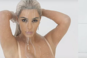 Kim Kardashian w teledysku Fergie