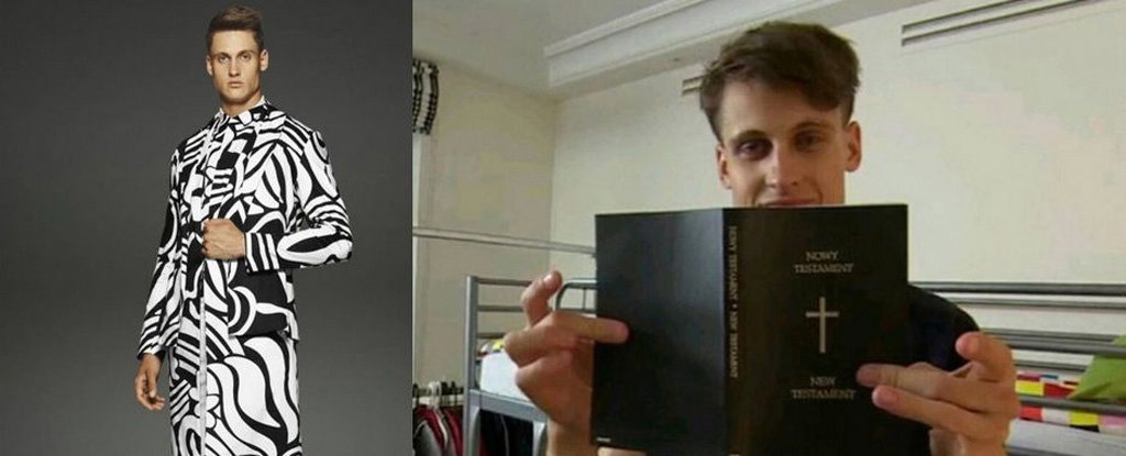 Samuel Kowalski pozuje z Biblią