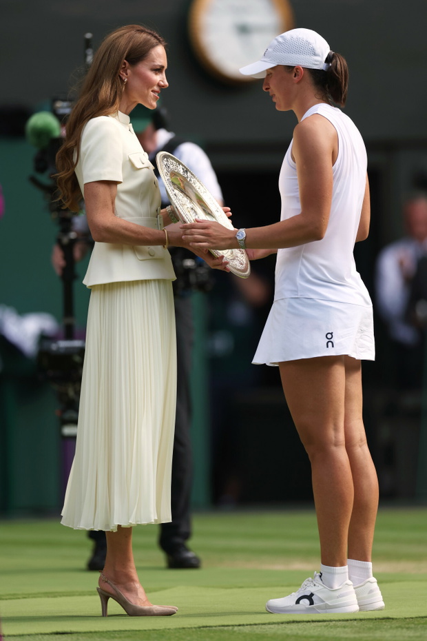Iga Świątek odbiera trofeum od księżnej Kate po wygranej w finale Wimbledonu