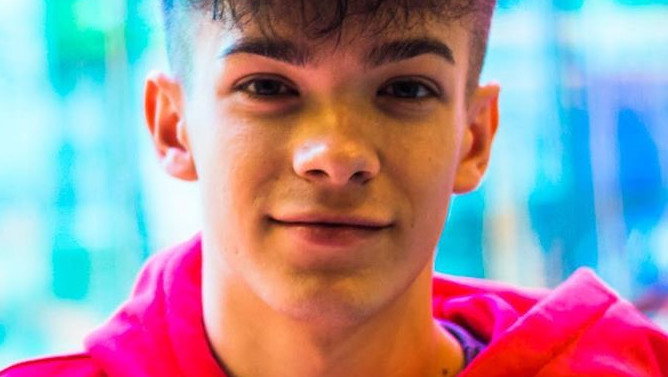 Kuba Szmajkowski w czerwonej bluzie
