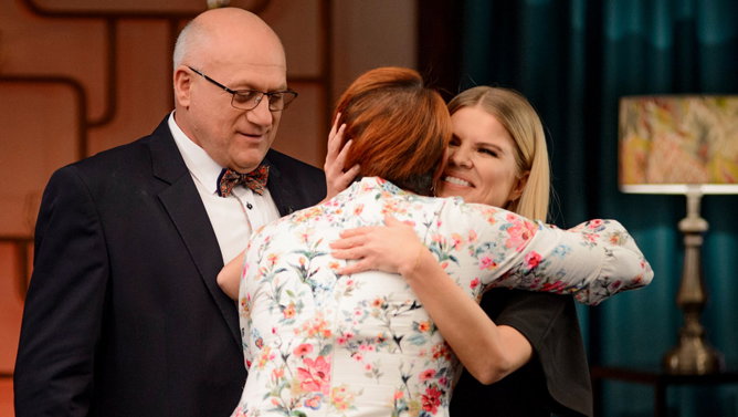Marta Manowska przytula Małgosię w finale Rolnika