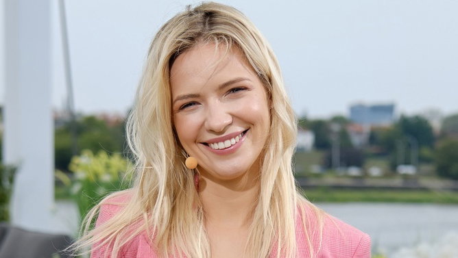 Paulina Gałązka w różowej marynarce