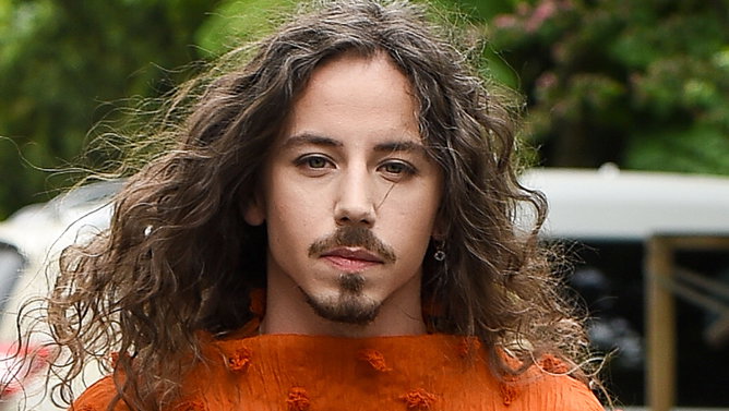 Michał Szpak w pomarańczowej bluzce