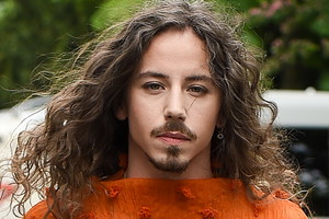 Michał Szpak w pomarańczowej bluzce