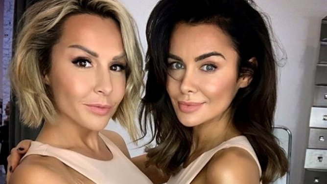 Blanka Lipińska i Natalia Siwiec w jasnych koszulkach